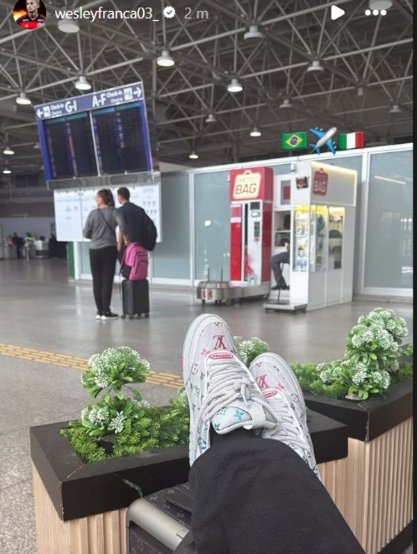 啟程飛往羅馬!即將加盟羅馬的弗拉門戈右后衛韋斯利曬機場照