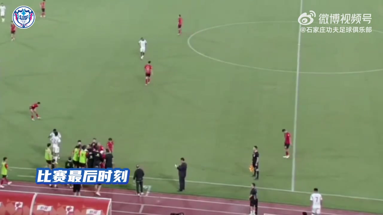 胡靖暈倒石家莊功夫外援立刻上前呼叫醫(yī)療，球隊主動提出結(jié)束比賽