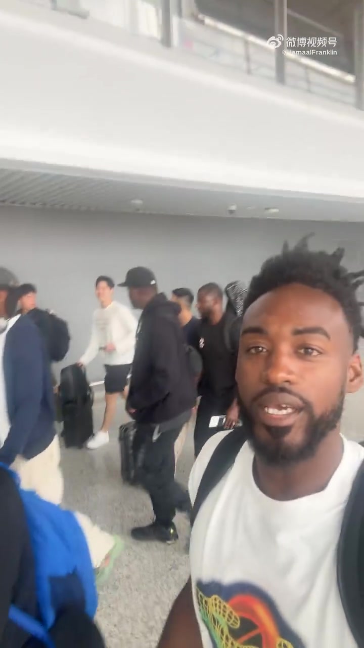到了！萊昂納德和前CBA外援富蘭克林今天中午已經(jīng)抵達成都