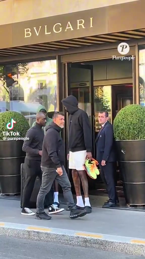 氣質太特別！杜蘭特現(xiàn)身巴黎街頭 上身連帽衫下身短褲 手拿球鞋