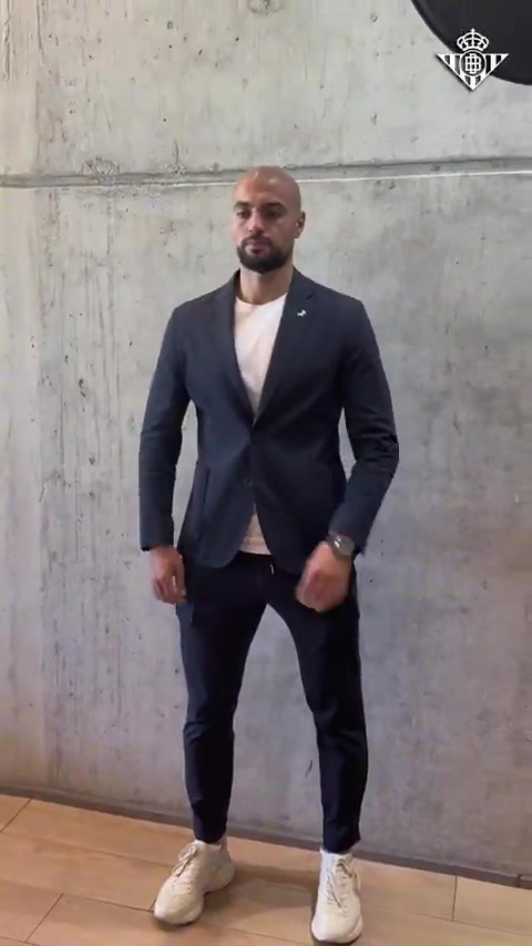 開啟新篇章！貝蒂斯曬阿姆拉巴特簽約、亮相視頻