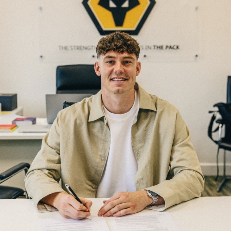 官方：狼隊與前鋒拉爾森續約五年，并附帶1年的續約選項