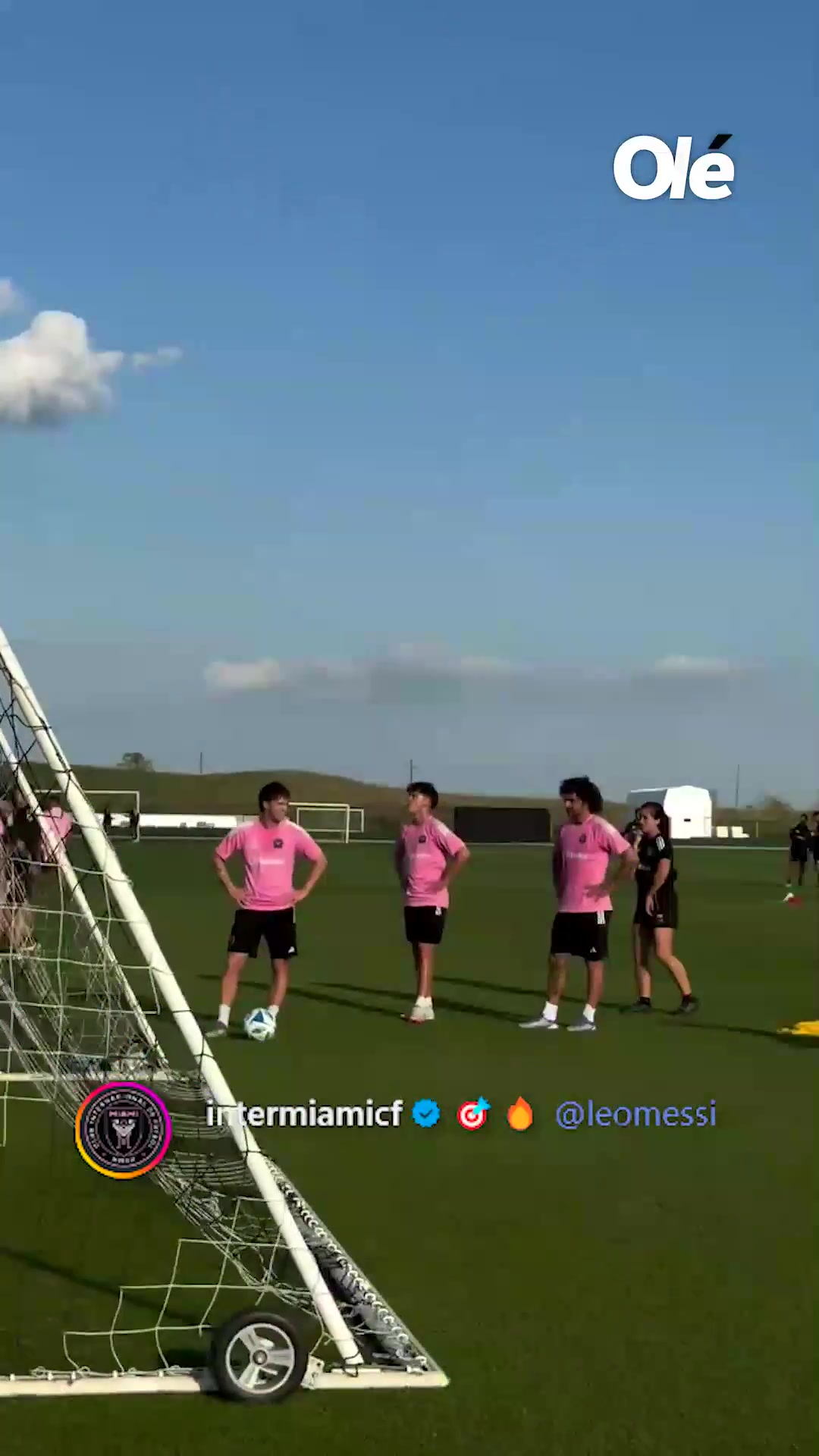 小菜一碟！梅西、德保羅訓(xùn)練場(chǎng)挑戰(zhàn)球門(mén)后進(jìn)球，梅西輕松完成