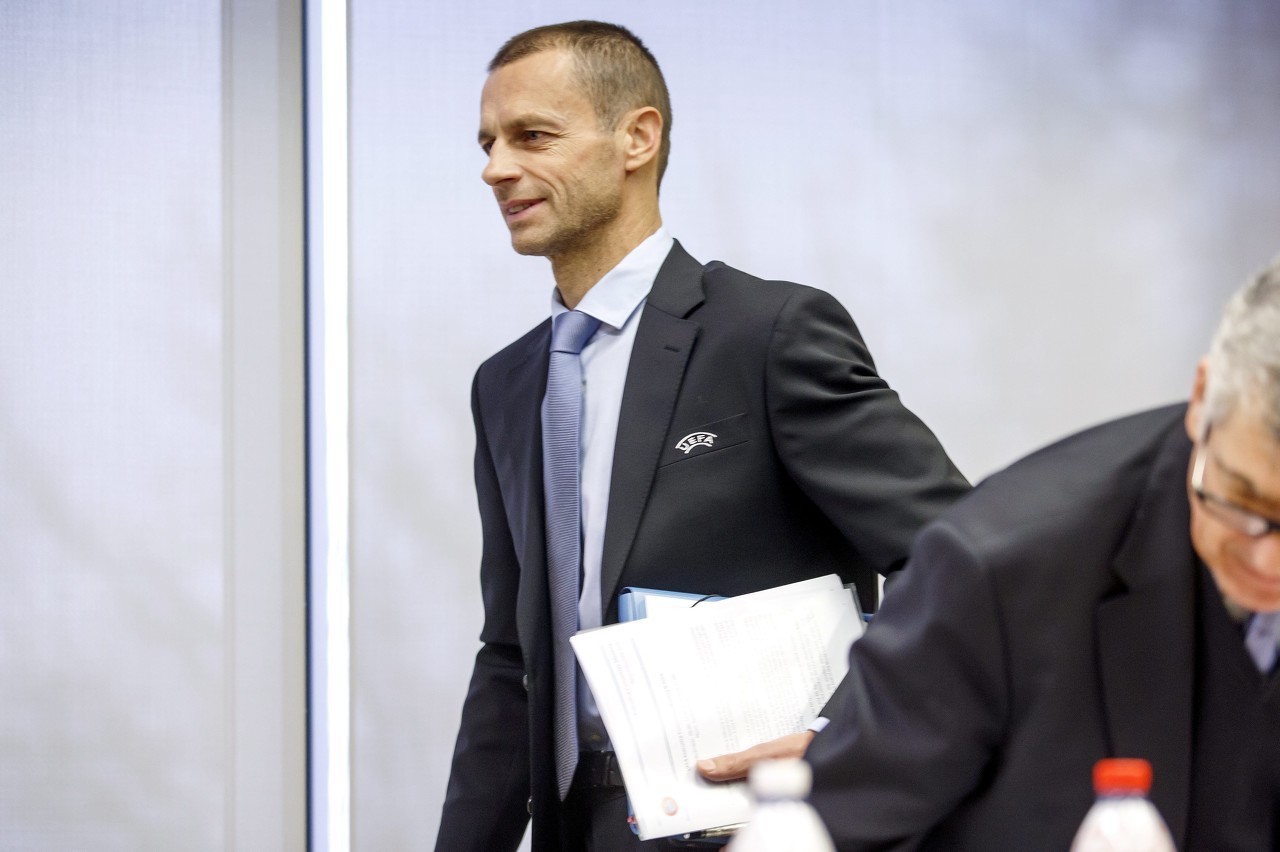 世體：巴薩主場對陣巴黎的歐冠的比賽，切費林將前往巴塞羅那觀戰