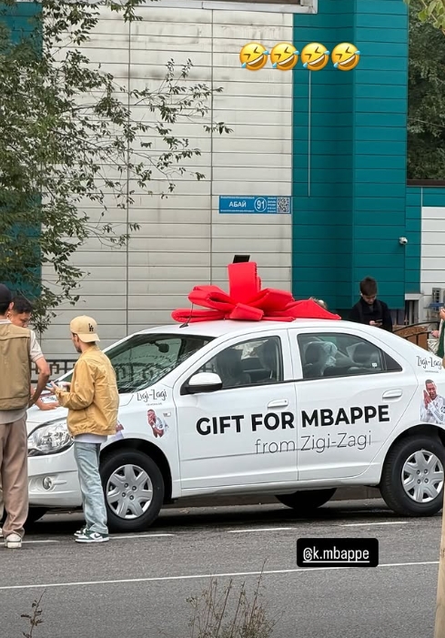 機(jī)會(huì)難得，凱拉特球迷準(zhǔn)備了一輛車想送給姆巴佩??