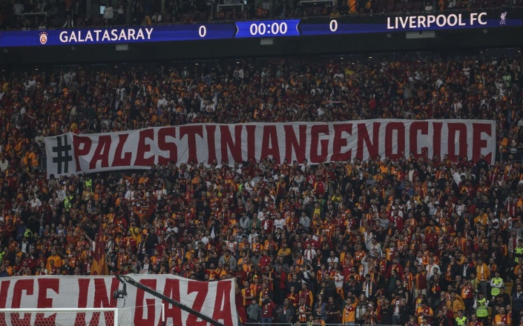加拉塔薩雷球迷聲援巴勒斯坦民眾：若耶路撒冷不自由，世界皆囚徒