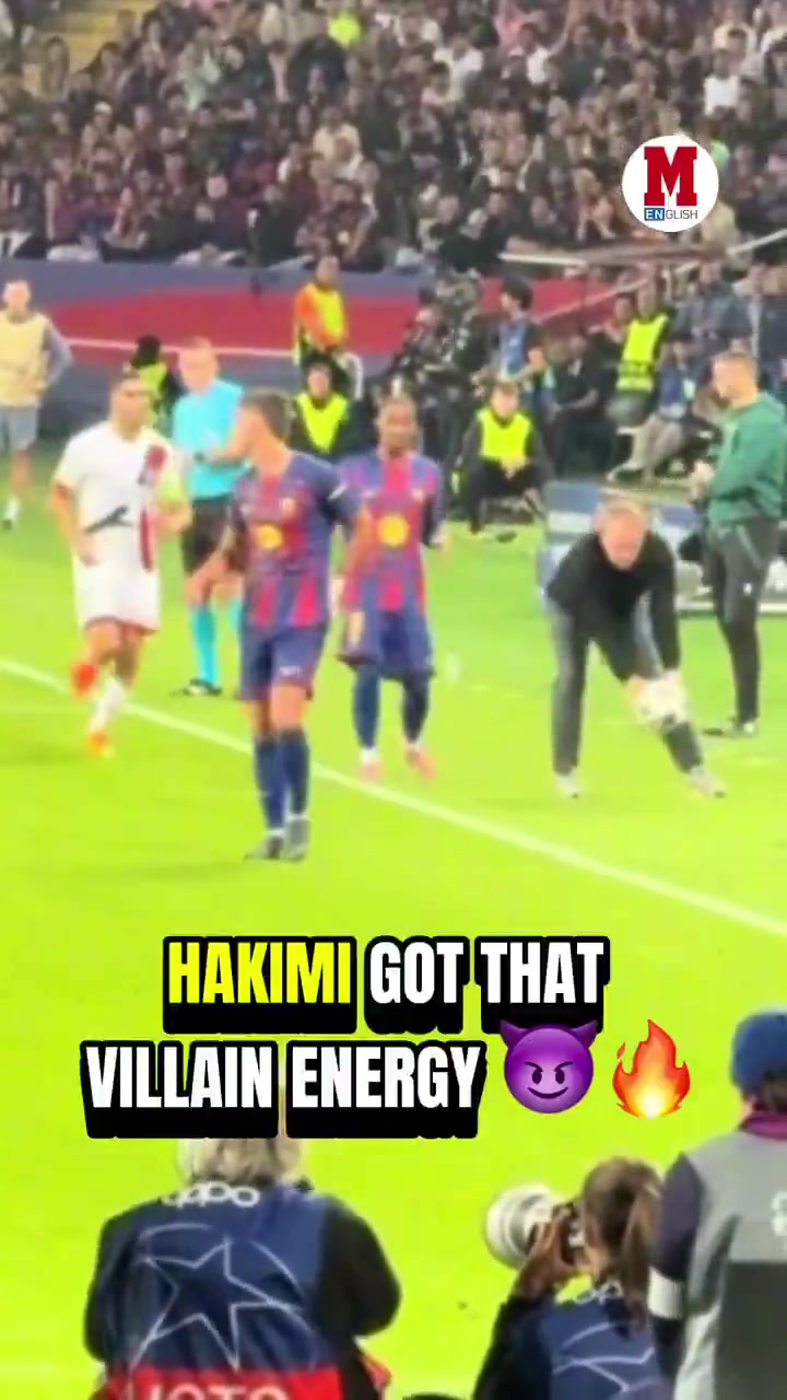 順手的事??弗里克撿球給巴爾德擲界外球，阿什拉夫路過將球打落