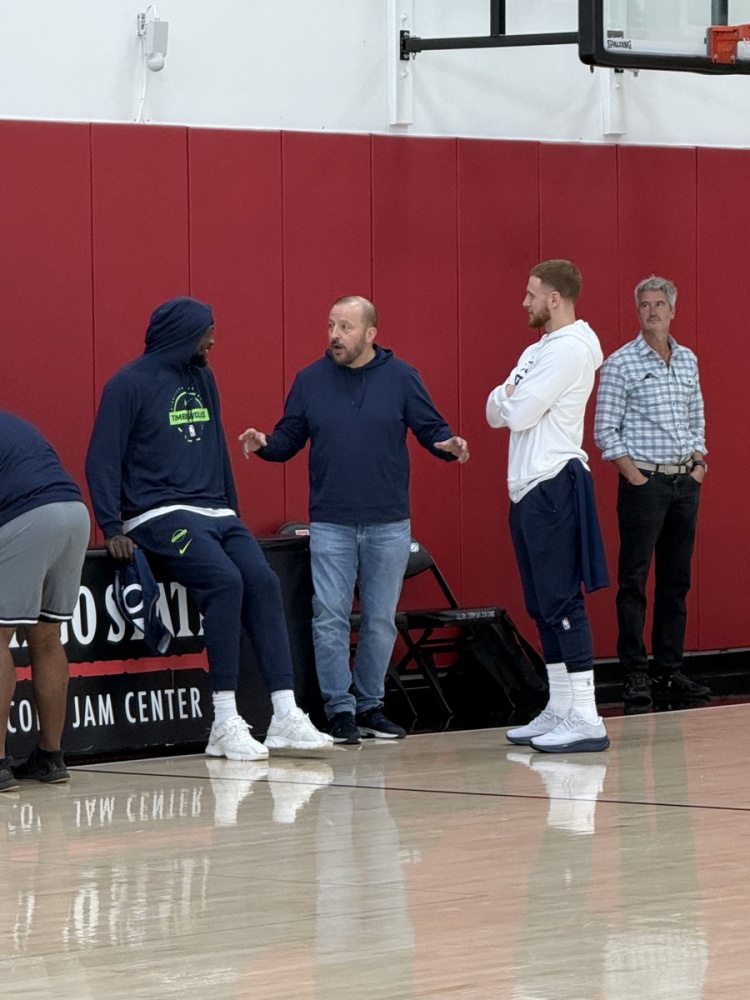 老熟人不少！錫伯杜現身森林狼訓練營與蘭德爾&迪文交流