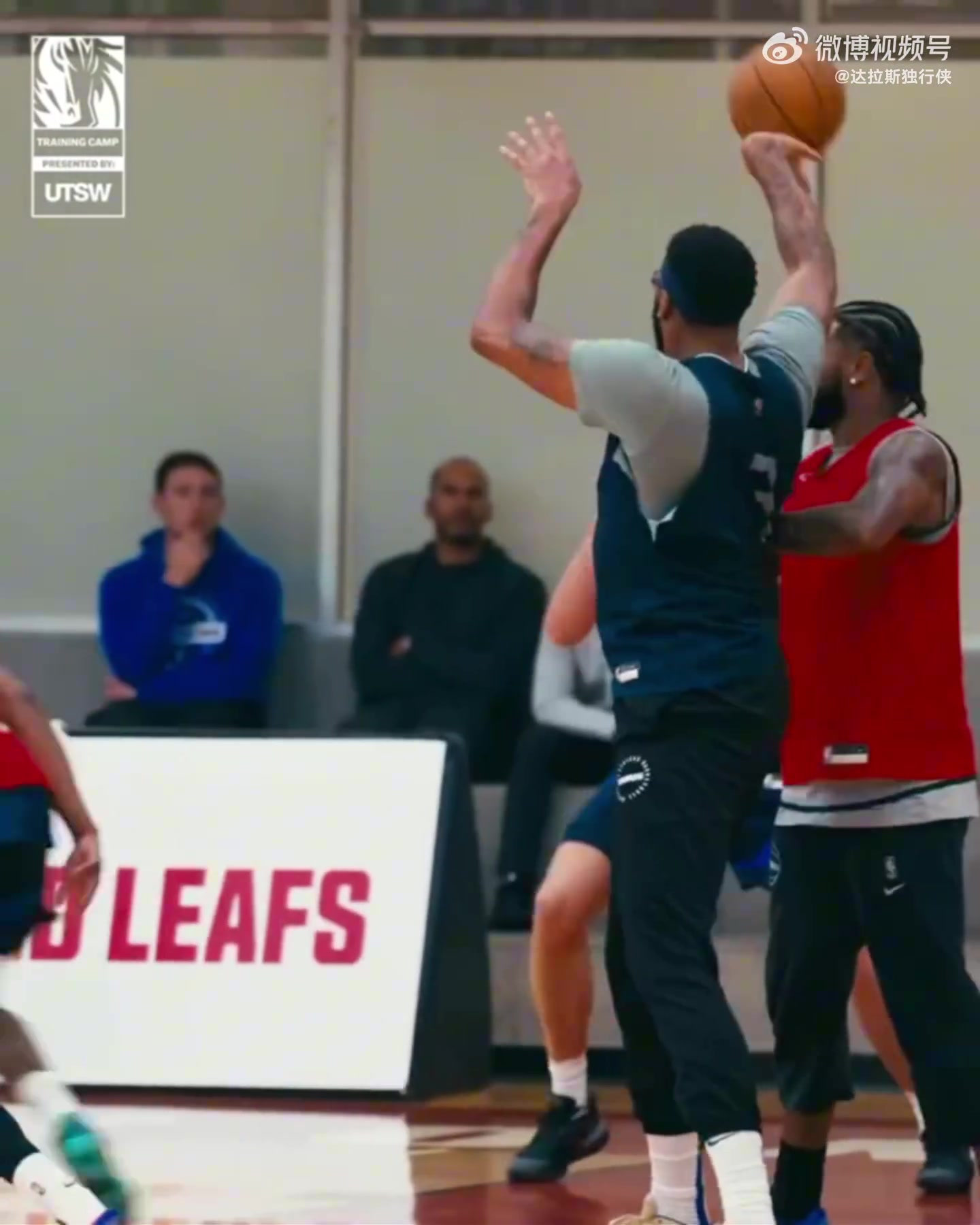 期待新賽季！濃眉和弗拉格打出精妙高低位配合 后者雙手暴扣終結