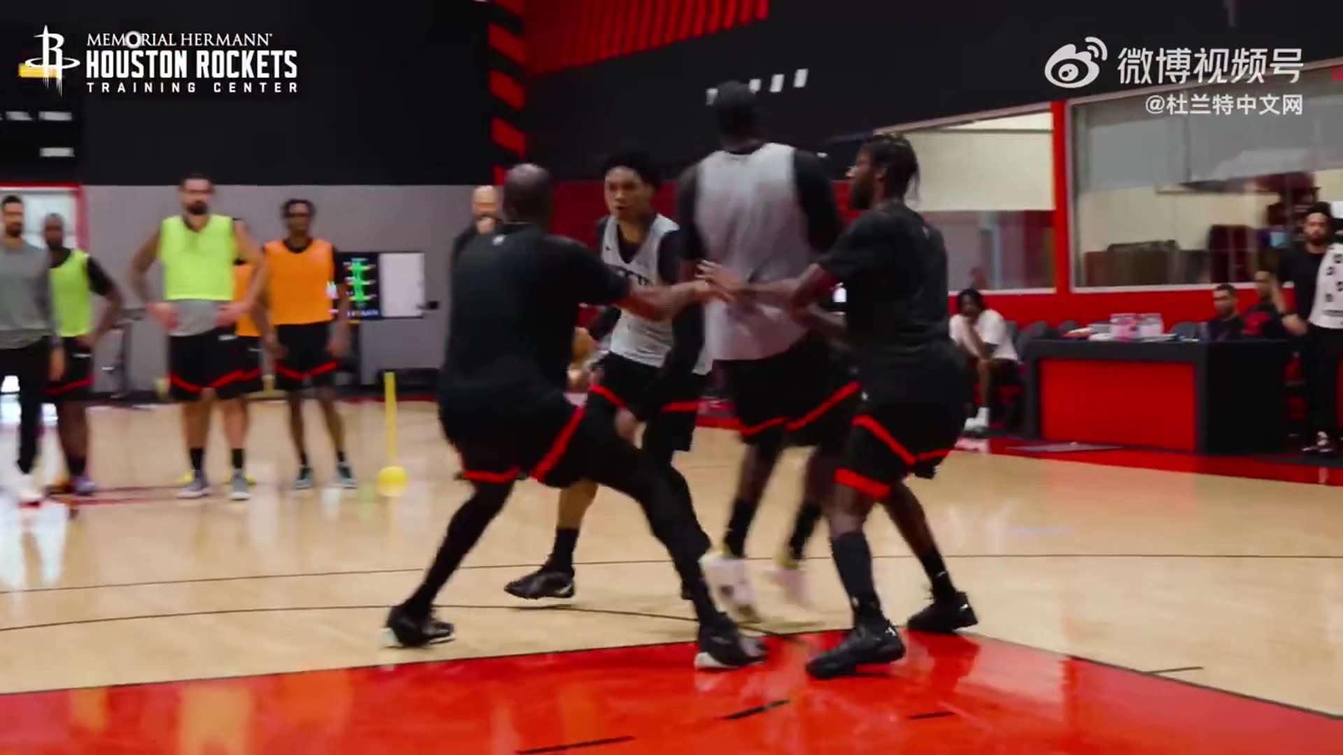 富貴險中求~火箭訓練：阿門單打杜蘭特 面對長臂干擾單手打板命中