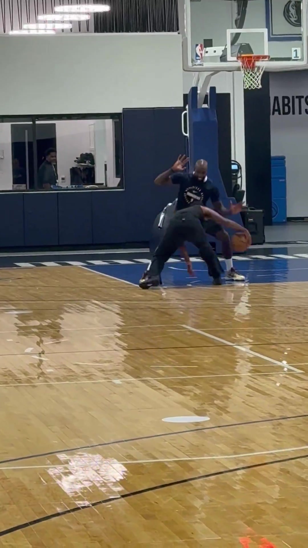 感覺快復出了啊！歐文今日訓練后繼續加練 看著狀態不錯