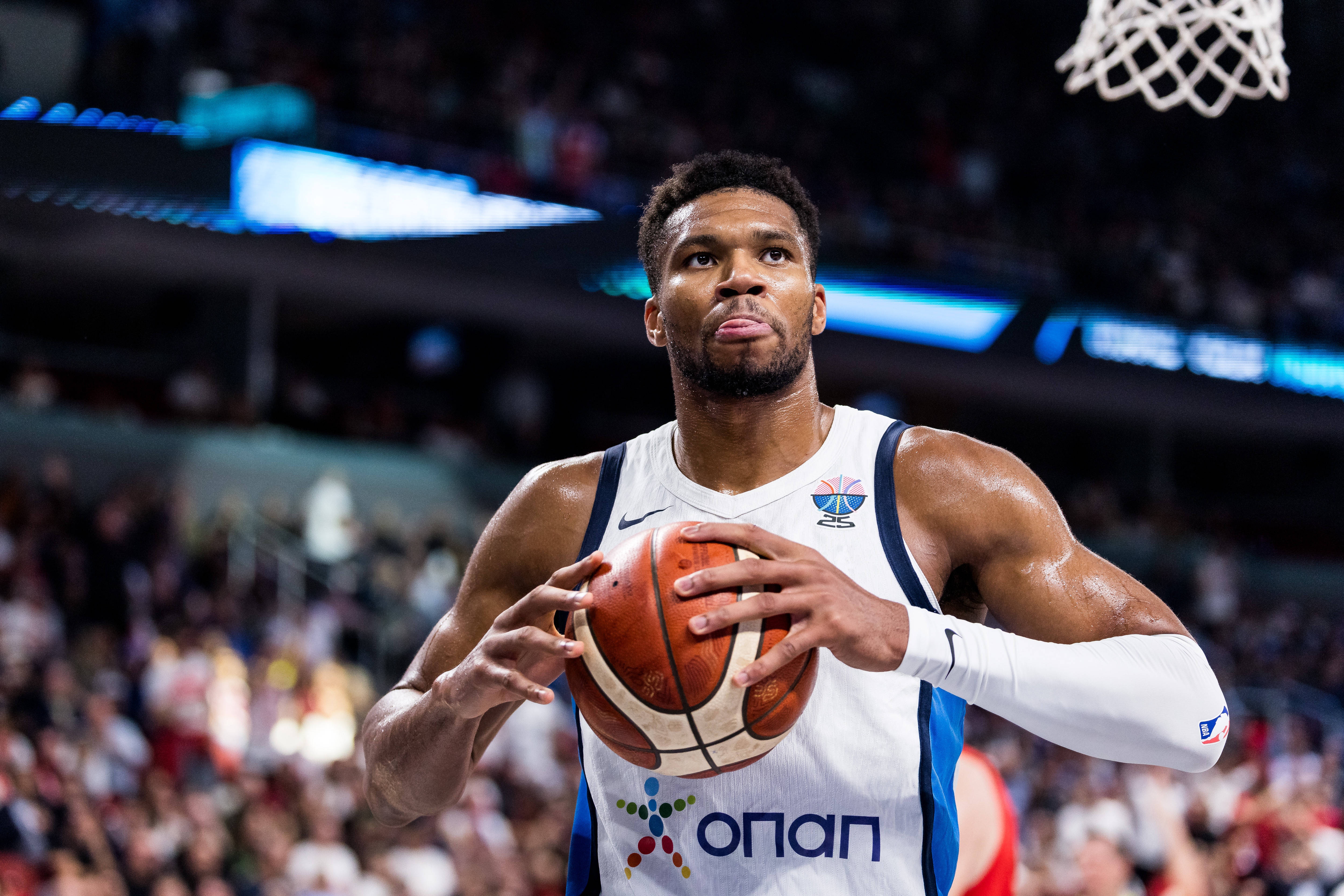 兩地分居？經(jīng)家庭內(nèi)部數(shù)月溝通 字母哥妻子已帶娃搬回雅典！