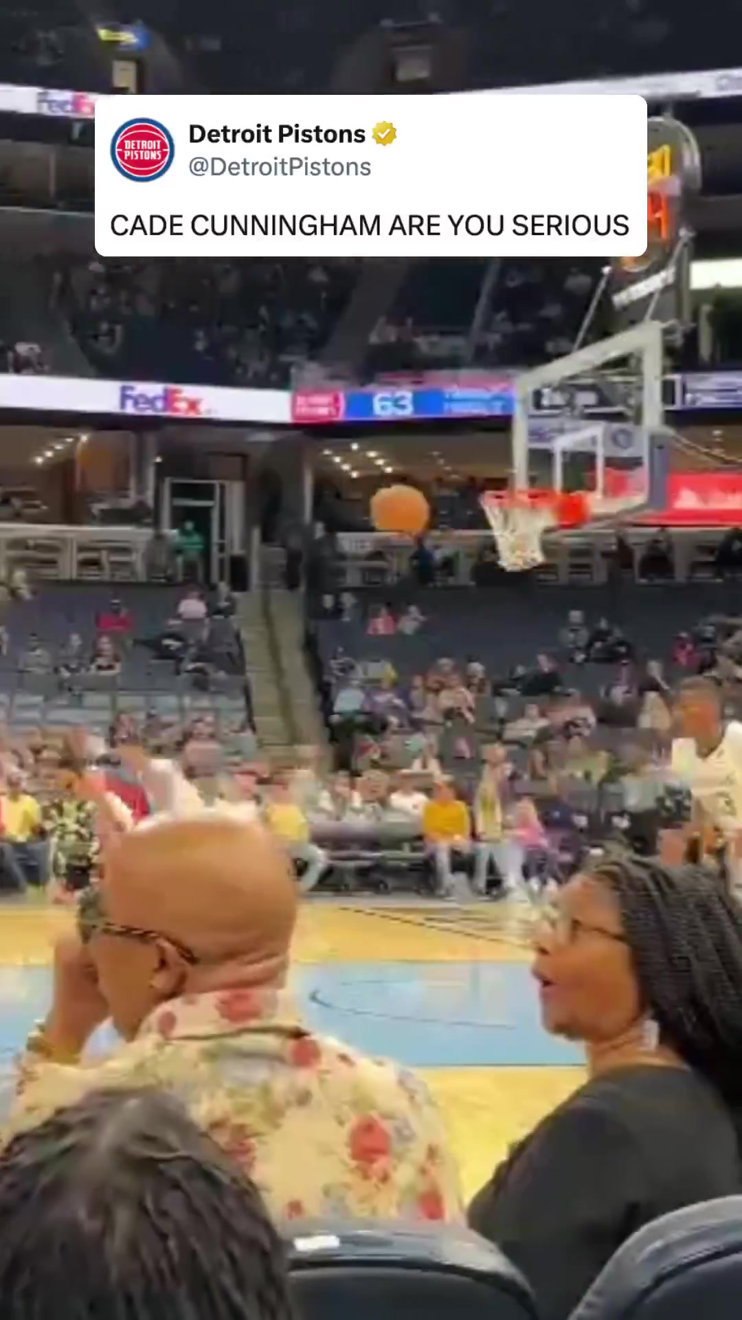 又進化了？哈里斯高吊籃下 CC躍起空中換手過人拉桿輕松打進