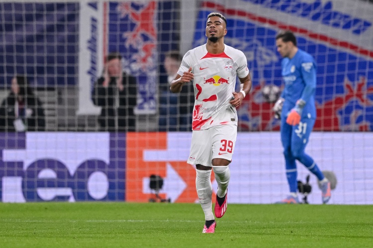 圖片報(bào)：為了恢復(fù)跟腱，萊比錫邊衛(wèi)亨里希斯步行幾公里去訓(xùn)練中心