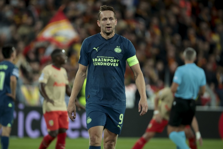 埃因霍溫官方：下場比賽前正式告別盧克-德容，球員入選星光大道